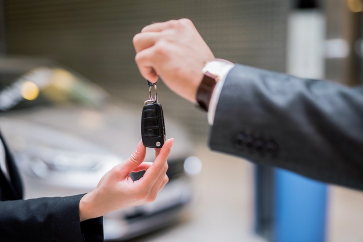 Начало buying her new car